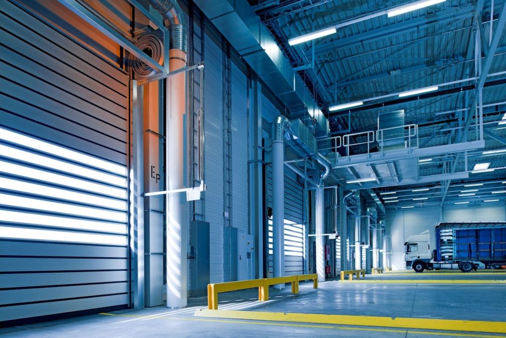 Entrepôt avec portes sectionnelles industrielles