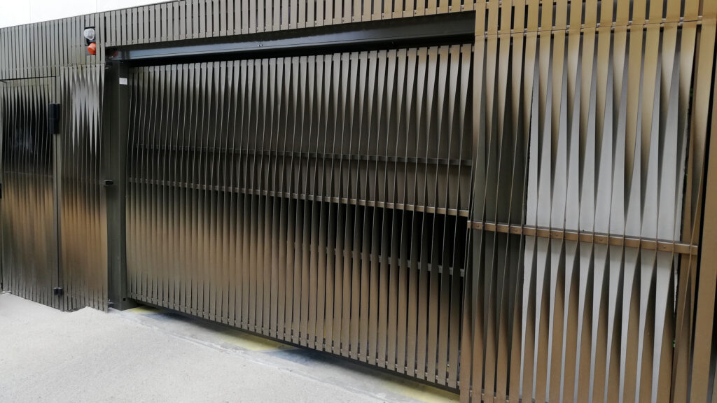 Porte basculante automatique de parking collectif