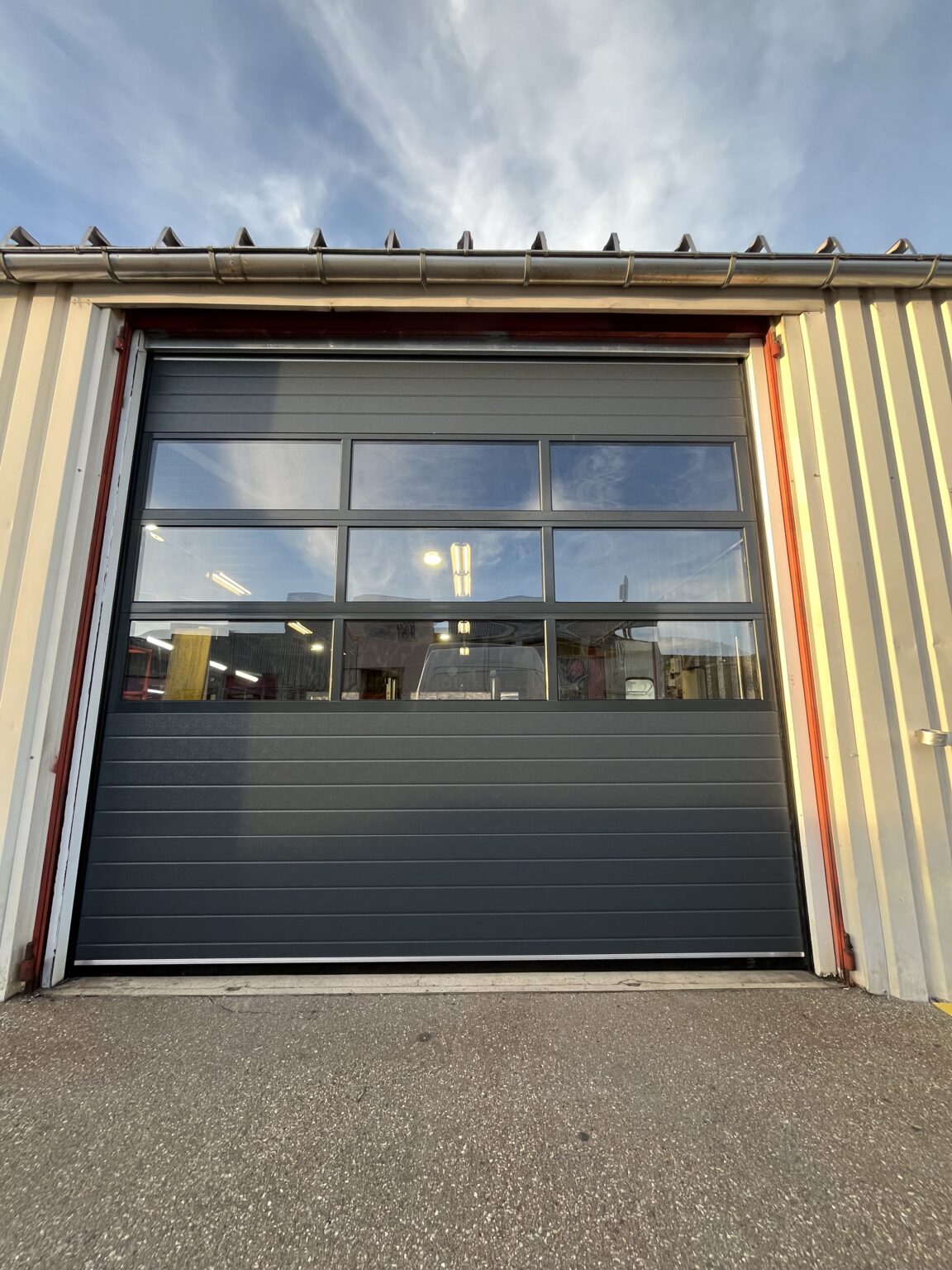 Porte sectionnelle anthracite avec bande vitrée