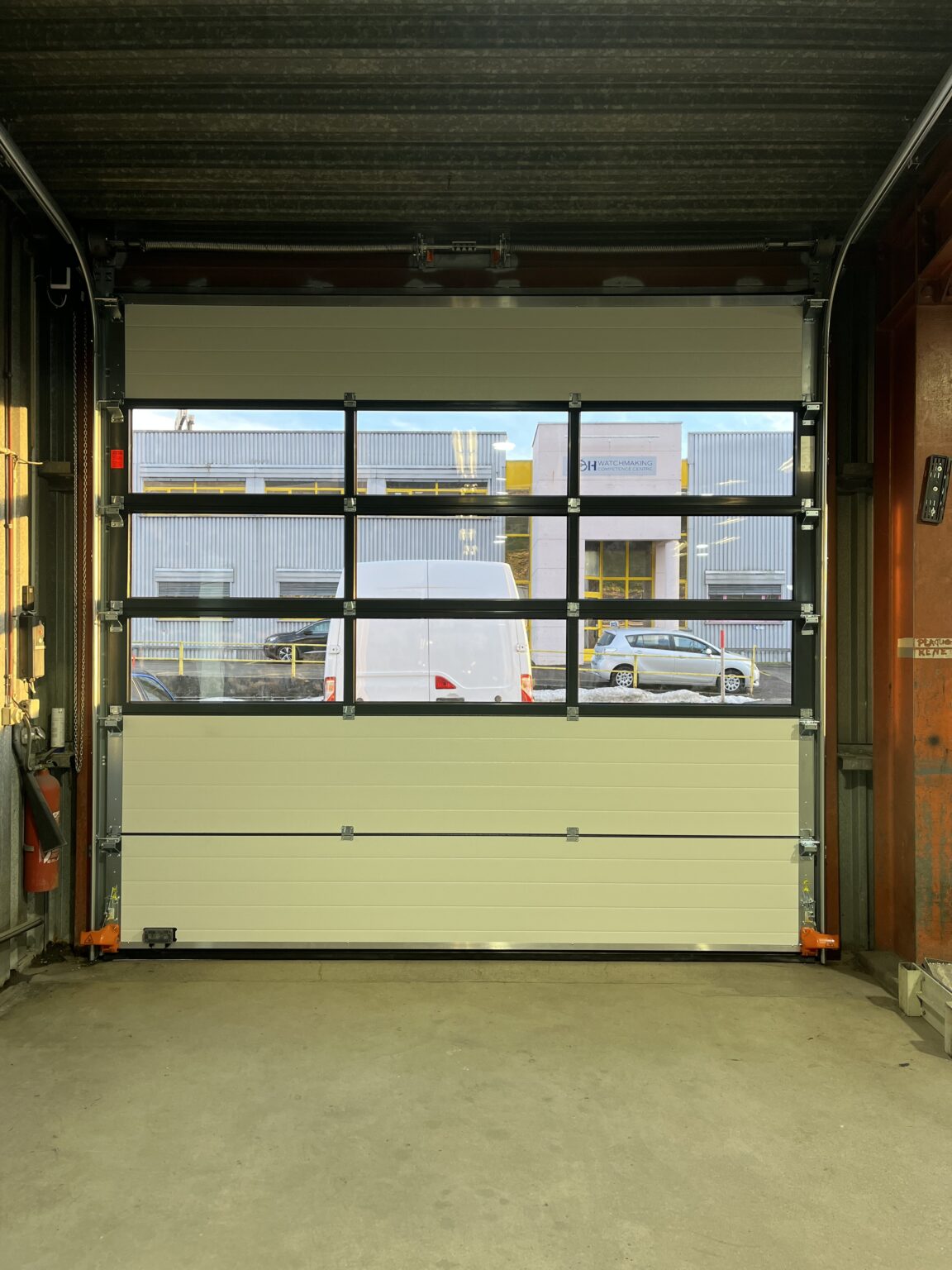 Porte sectionnelle vitrée vue de l'intérieur