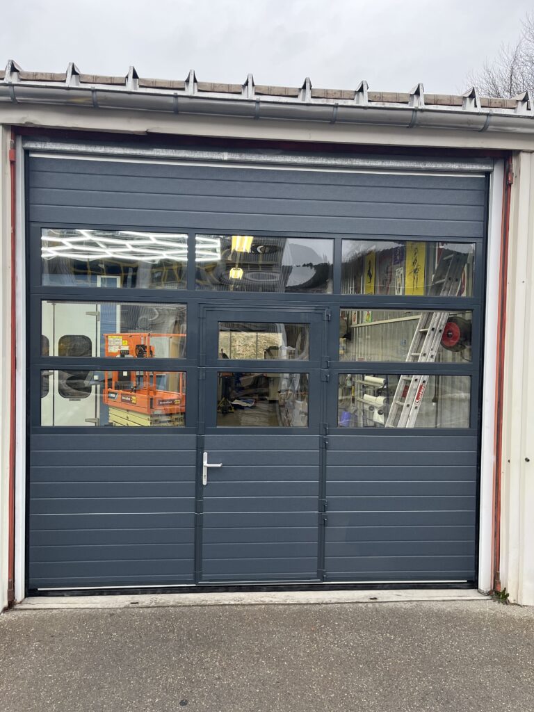 Porte sectionnelle industrielle vitrée posée par SSP