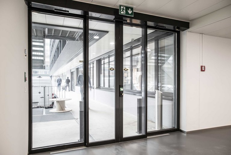 Porte coulissante automatique vitrée Gilgen