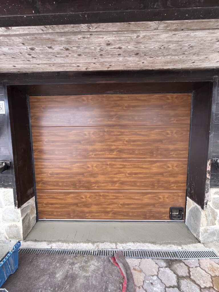 Porte de garage aspect bois dans un chalet