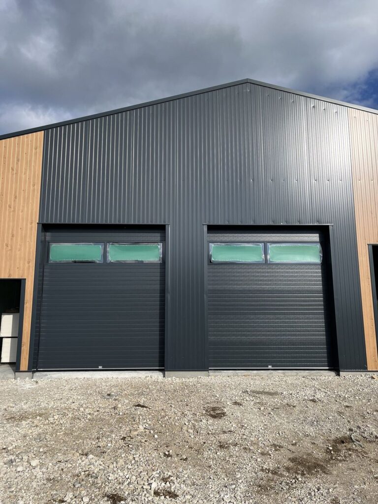 Deux portes sectionnelles posées sur une halle