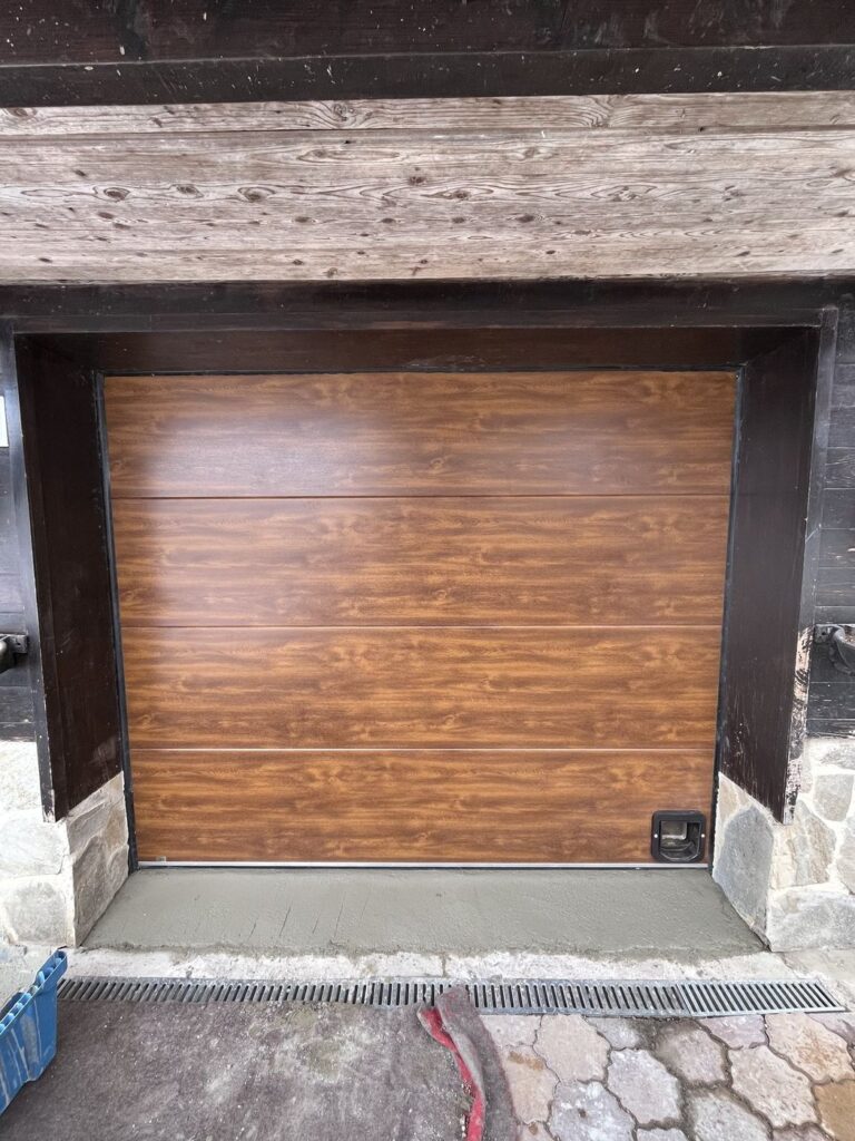 Porte de garage aspect bois dans un chalet