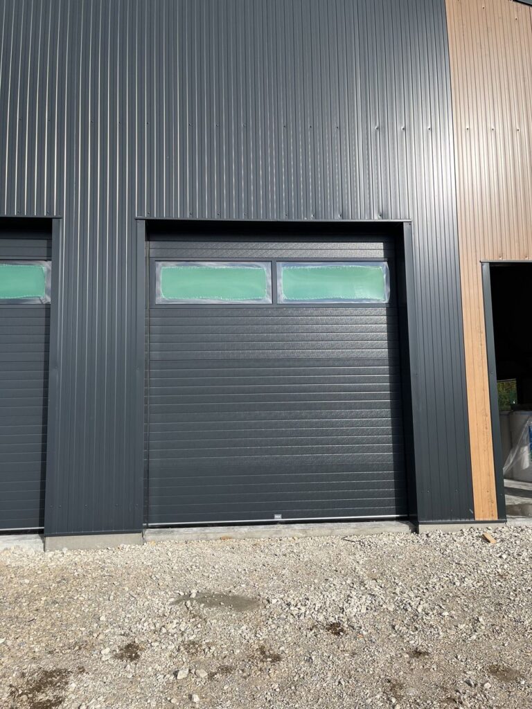 Porte sectionnelle anthracite vitrée