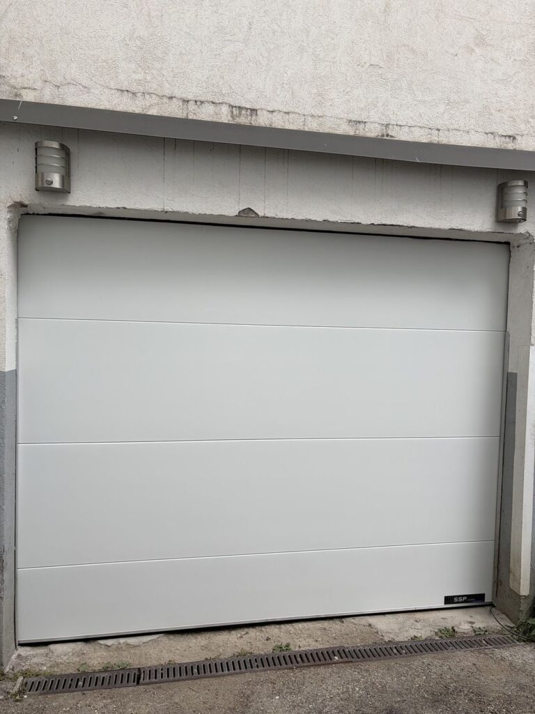 Porte sectionnelle blanche