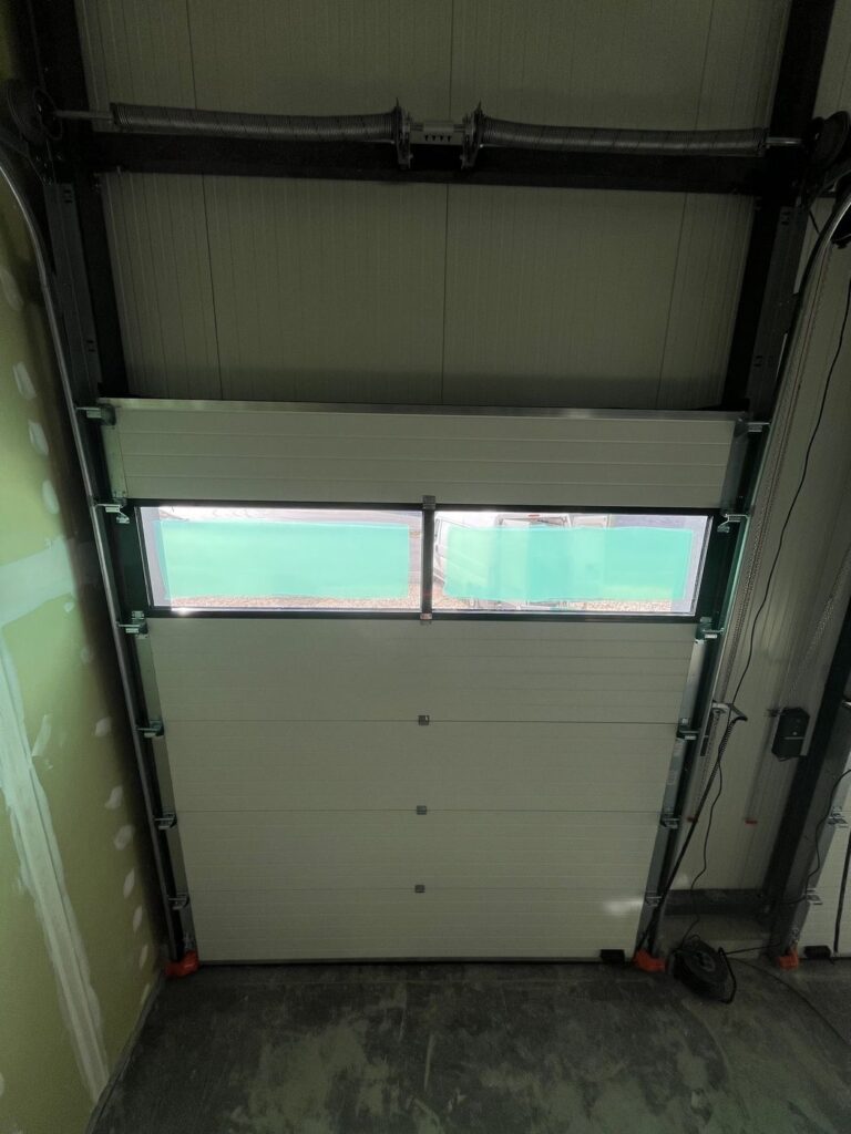 Porte sectionnelle isolée avec hublots