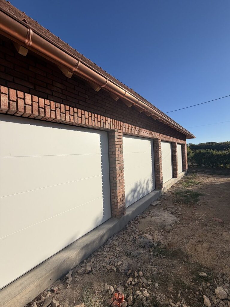 Portes de garage collectives blanches