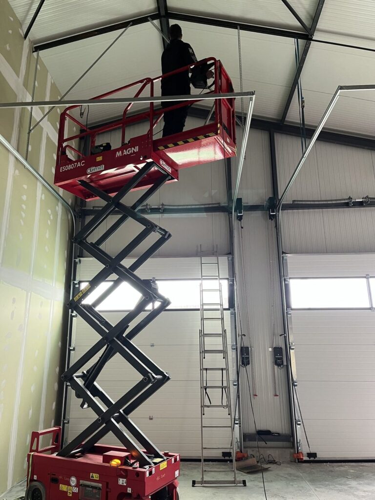 Pose sur nacelle dans une halle industrielle