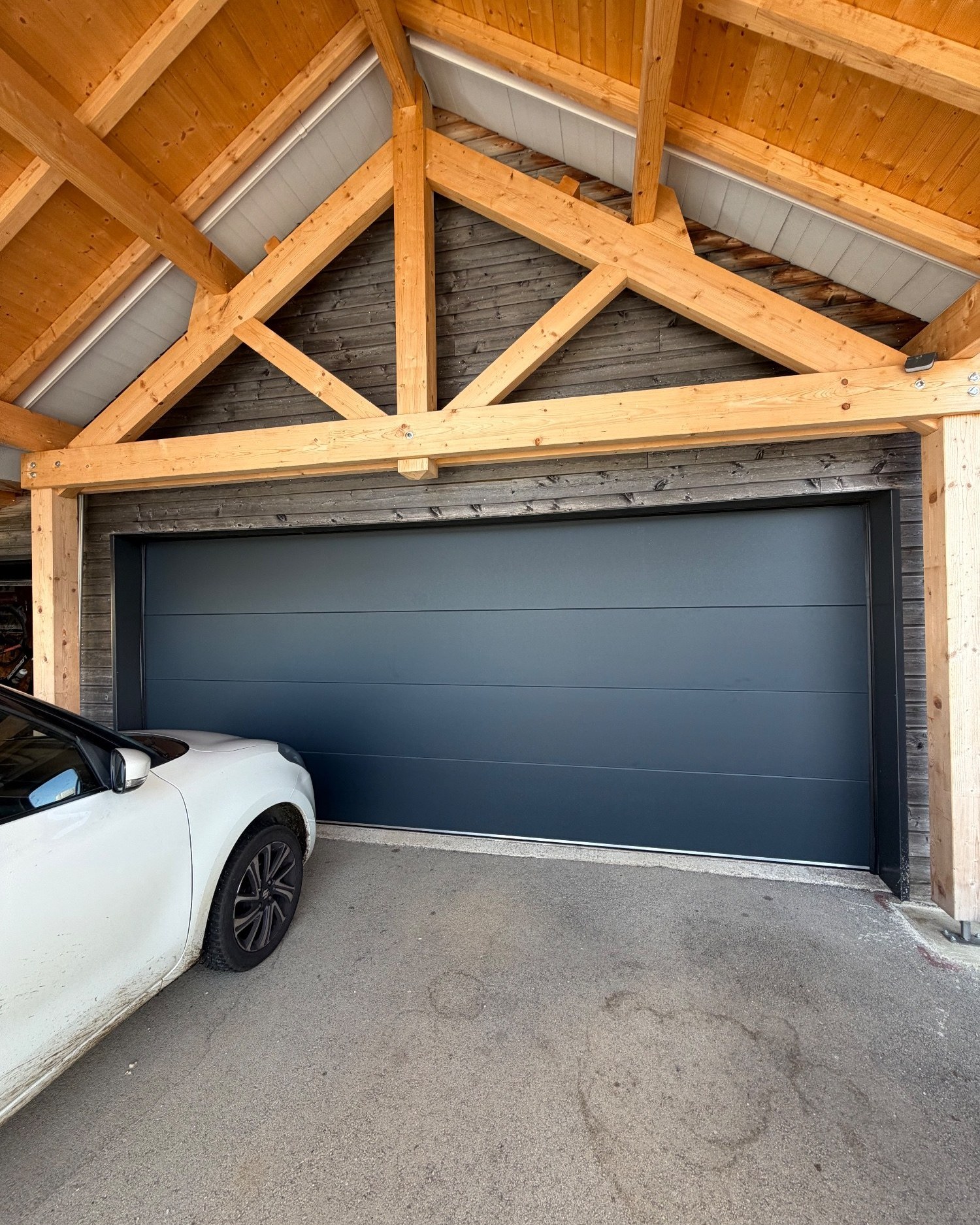 Porte de garage de maison posée par SSP Systems